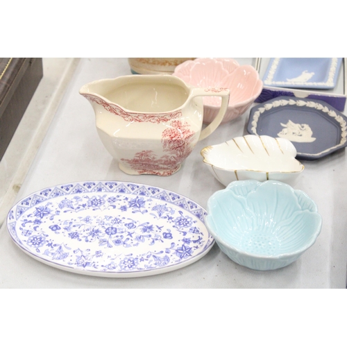 124 - A QUANTITY OF CERAMIC AND CHINA TO INCLUDE WEDGWOOD JASPERWARE, ROYAL WORCESTER PIN TRAYS, BOXED, A ... 