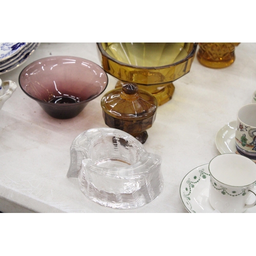 128 - A QUANTITY OF VINTAGE CLEAR AND COLOURED GLASSWARE TO INCLUDE A SCANDINAVIAN BOWL, TWO DECANTERS, A ... 