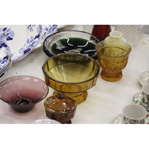 128 - A QUANTITY OF VINTAGE CLEAR AND COLOURED GLASSWARE TO INCLUDE A SCANDINAVIAN BOWL, TWO DECANTERS, A ... 