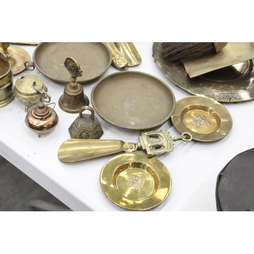 131 - A LARGE COLLECTION OF VINTAGE BRASSWARE TO INCLUDE A KETTLE, CANDLESTICKS, BELLS, BOWLS, PLATES, A C... 