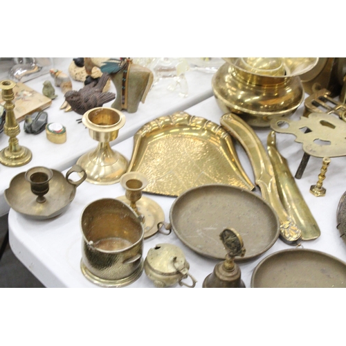 131 - A LARGE COLLECTION OF VINTAGE BRASSWARE TO INCLUDE A KETTLE, CANDLESTICKS, BELLS, BOWLS, PLATES, A C... 