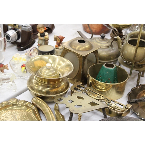 131 - A LARGE COLLECTION OF VINTAGE BRASSWARE TO INCLUDE A KETTLE, CANDLESTICKS, BELLS, BOWLS, PLATES, A C... 