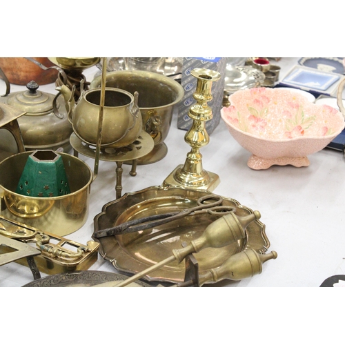 131 - A LARGE COLLECTION OF VINTAGE BRASSWARE TO INCLUDE A KETTLE, CANDLESTICKS, BELLS, BOWLS, PLATES, A C... 