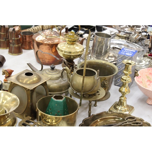 131 - A LARGE COLLECTION OF VINTAGE BRASSWARE TO INCLUDE A KETTLE, CANDLESTICKS, BELLS, BOWLS, PLATES, A C... 