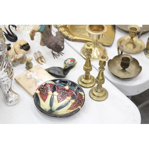 132 - A MIXED LOT TO INCLUDE A GOEBEL FIGURE, MURANO STYLE SWEETS, GLASS ANIMALS, FIGURES, ETC