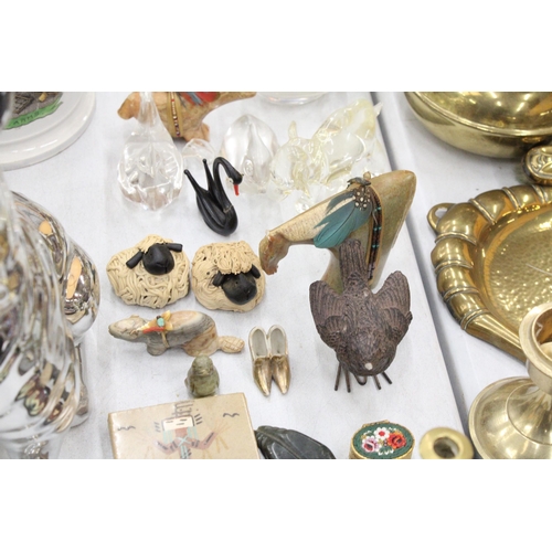 132 - A MIXED LOT TO INCLUDE A GOEBEL FIGURE, MURANO STYLE SWEETS, GLASS ANIMALS, FIGURES, ETC