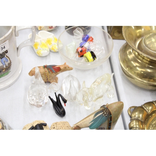 132 - A MIXED LOT TO INCLUDE A GOEBEL FIGURE, MURANO STYLE SWEETS, GLASS ANIMALS, FIGURES, ETC