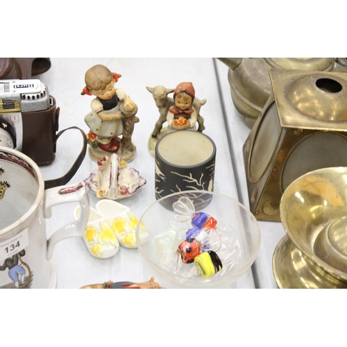 132 - A MIXED LOT TO INCLUDE A GOEBEL FIGURE, MURANO STYLE SWEETS, GLASS ANIMALS, FIGURES, ETC