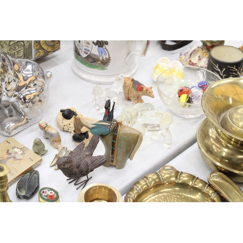 132 - A MIXED LOT TO INCLUDE A GOEBEL FIGURE, MURANO STYLE SWEETS, GLASS ANIMALS, FIGURES, ETC