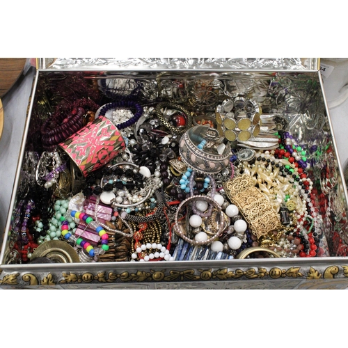 137 - A VINTAGE GERMAN JEWELLERY BOX WITH GILT DECORATION AND PICTURE TO THE TOP, FILLED WITH A LARGE QUAN... 