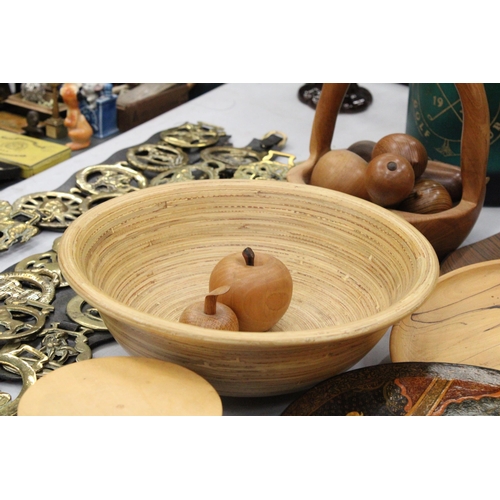 140 - A QUANTITY OF TREEN ITEMS TO INCLUDE BOWLS, A BASKET OF FRUIT, PLATES, ETC