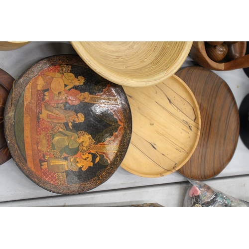 140 - A QUANTITY OF TREEN ITEMS TO INCLUDE BOWLS, A BASKET OF FRUIT, PLATES, ETC