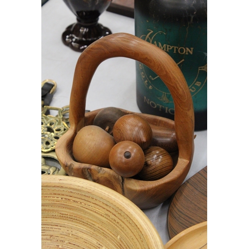 140 - A QUANTITY OF TREEN ITEMS TO INCLUDE BOWLS, A BASKET OF FRUIT, PLATES, ETC