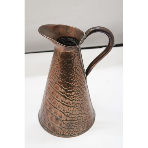 149 - AN ARTS AND CRAFTS, SNAKESKIN STYLE COPPER JUG, HEIGHT 28CM