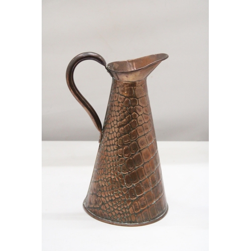 149 - AN ARTS AND CRAFTS, SNAKESKIN STYLE COPPER JUG, HEIGHT 28CM