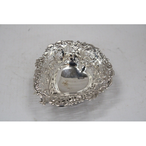 15 - A HALLMARKED BIRMINGHAM HEART SHAPED BON BON DISH ON PEDESTAL - GROSS WEIGHT 36.49 G