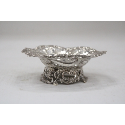 15 - A HALLMARKED BIRMINGHAM HEART SHAPED BON BON DISH ON PEDESTAL - GROSS WEIGHT 36.49 G