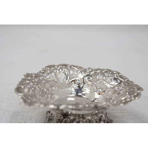 15 - A HALLMARKED BIRMINGHAM HEART SHAPED BON BON DISH ON PEDESTAL - GROSS WEIGHT 36.49 G