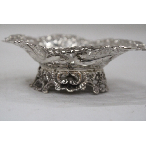 15 - A HALLMARKED BIRMINGHAM HEART SHAPED BON BON DISH ON PEDESTAL - GROSS WEIGHT 36.49 G