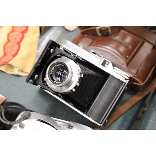 150 - FOUR VINTAGE CAMERAS TO INCLUDE SAMSUNG AND HALINA