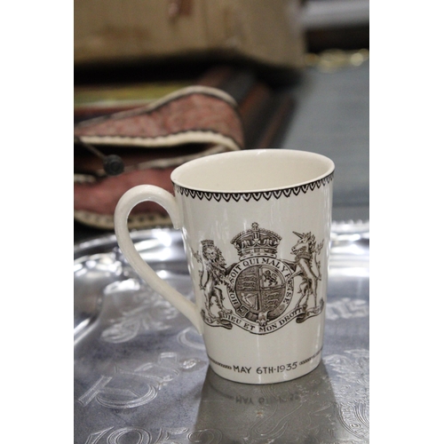 154 - THREE ITEMS OF ROYAL COMMEMORATIVE WARE TO INCLUDE A QUEEN ELIZABETH II SILVER JUBILEE TRAY AND TWO ... 