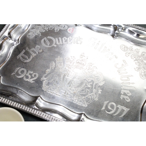 154 - THREE ITEMS OF ROYAL COMMEMORATIVE WARE TO INCLUDE A QUEEN ELIZABETH II SILVER JUBILEE TRAY AND TWO ... 