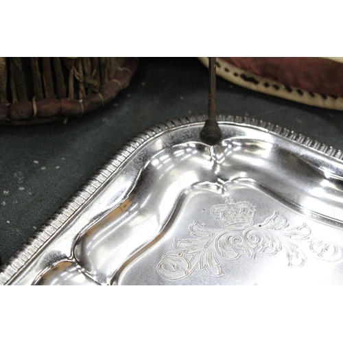 154 - THREE ITEMS OF ROYAL COMMEMORATIVE WARE TO INCLUDE A QUEEN ELIZABETH II SILVER JUBILEE TRAY AND TWO ... 