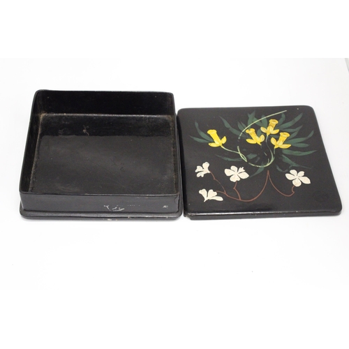 160 - A VINTAGE JAPANESE LACQUERED PAINTING BOX WITH HANDPAINTED DAFFODIL DESIGN