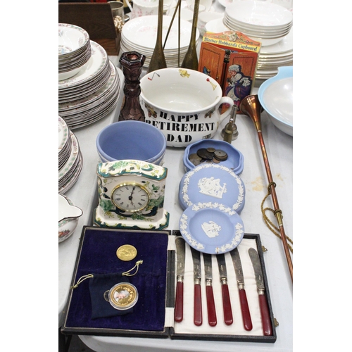 170 - A MIXED LOT OF COLLECTABLES TO INCLUDE WEDGWOOD JASPERWARE, MASON'S CHARTREUSE MANTLE CLOCK, PORTMER... 