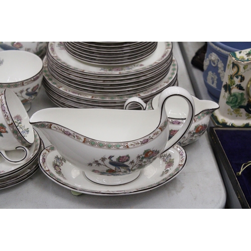 171 - A LARGE QUANTITY OF WEDGWOOD KUTANI CRANE TO INCLUDE DINNER PLATES, SERVING BOWLS, CUPS, SAUCERS, SI... 