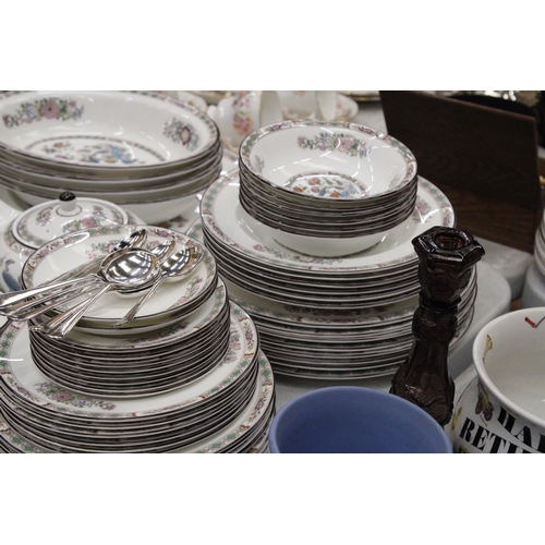 171 - A LARGE QUANTITY OF WEDGWOOD KUTANI CRANE TO INCLUDE DINNER PLATES, SERVING BOWLS, CUPS, SAUCERS, SI... 