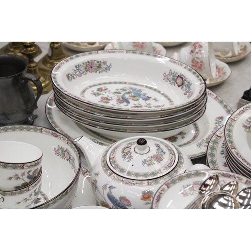 171 - A LARGE QUANTITY OF WEDGWOOD KUTANI CRANE TO INCLUDE DINNER PLATES, SERVING BOWLS, CUPS, SAUCERS, SI... 