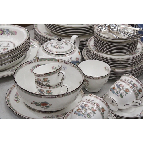 171 - A LARGE QUANTITY OF WEDGWOOD KUTANI CRANE TO INCLUDE DINNER PLATES, SERVING BOWLS, CUPS, SAUCERS, SI... 