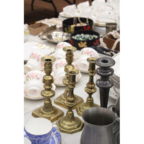 172 - A QUANTITY OF BRASS AND PEWTER WARE TO INCLUDE CANDLESTICKS, PRIMITIVE CHAMBER CANDLESTICK HOLDER WI... 