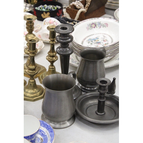 172 - A QUANTITY OF BRASS AND PEWTER WARE TO INCLUDE CANDLESTICKS, PRIMITIVE CHAMBER CANDLESTICK HOLDER WI... 