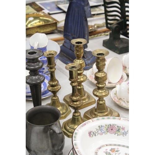 172 - A QUANTITY OF BRASS AND PEWTER WARE TO INCLUDE CANDLESTICKS, PRIMITIVE CHAMBER CANDLESTICK HOLDER WI... 