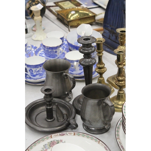 172 - A QUANTITY OF BRASS AND PEWTER WARE TO INCLUDE CANDLESTICKS, PRIMITIVE CHAMBER CANDLESTICK HOLDER WI... 