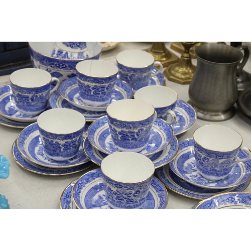 174 - A QUANTITY OF ANTIQUE BLUE WILLOW WITH GOLD TRIM TO INCLUDE SLOP BOWL, MILK JUG, CUPS, SAUCERS, SIDE... 