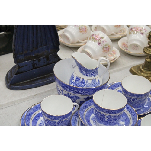 174 - A QUANTITY OF ANTIQUE BLUE WILLOW WITH GOLD TRIM TO INCLUDE SLOP BOWL, MILK JUG, CUPS, SAUCERS, SIDE... 