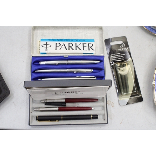 177 - A QUANTITY OF BOXED BALLPOINT PARKER PENS TOGETHER  WITH A FOUNTAIN PEN WITH REFILLS