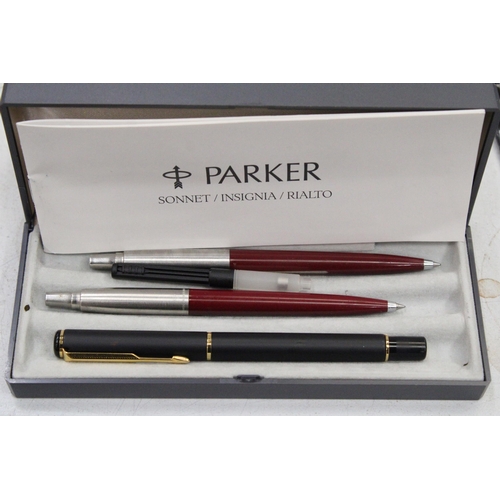 177 - A QUANTITY OF BOXED BALLPOINT PARKER PENS TOGETHER  WITH A FOUNTAIN PEN WITH REFILLS