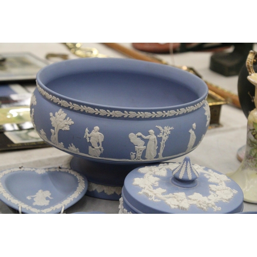 178 - A QUANTITY OF WEDGWOOD POWDER BLUE JASPERWARE TO INCLUDE PIN DISHES, LIDDED TRINKET BOX, FOOTED FRUI... 