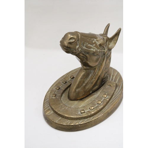 181 - A VERY HEAVY BRASS HORSEHEAD AND HORSESHOE PLAQUE  - 9 X 3 INCH