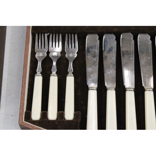 187 - AN ART DECO FULL CANTEEN OF CUTLERY KNIVES AND FORKS BY FIRTH STAYBRITE