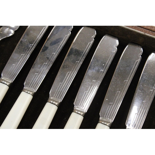 187 - AN ART DECO FULL CANTEEN OF CUTLERY KNIVES AND FORKS BY FIRTH STAYBRITE