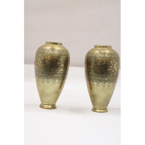 19 - A PAIR OF ALFRED SALZMANN JERUSALEM NO. 566 BRASS BEZALEL VASES - 13 CM