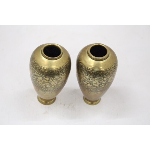 19 - A PAIR OF ALFRED SALZMANN JERUSALEM NO. 566 BRASS BEZALEL VASES - 13 CM