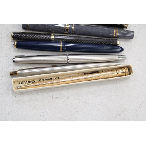 190 - A COLLECTION OF PENS TO INCLUDE A BOXED WATERMAN, PARIS PLUS A VINTAGE PARKER WITH A 14K GOLD NIB AN... 