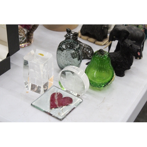 198 - A QUANTITY OF GLASSWARE AND CERAMICS TO INCLUDE A WHITEFRIARS STYLE BUBBLE VASE AND PEAR PAPERWEIGHT... 