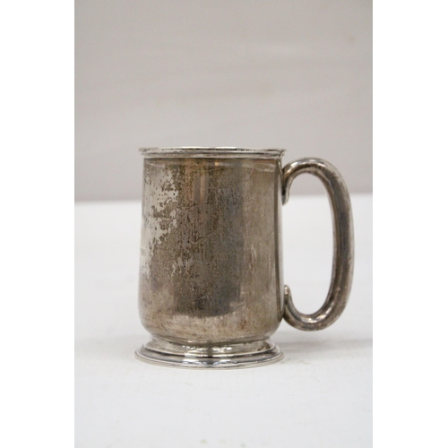 2 - A HALLMARKED BIRMINGHAM SILVER TANKARD GROSS WEIGHT 147.9 GRAMS ENGRAVED